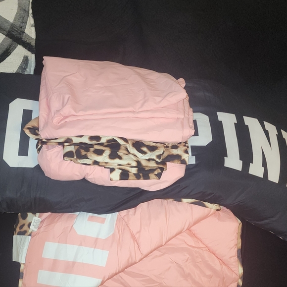 Victoria Secret Pink twin bedding - Picture 3 of 4